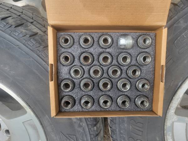 Ruedas Chevy de 6 tuercas, neumáticos, tapas y tuercas - $100 (Olalla)63471374236803121