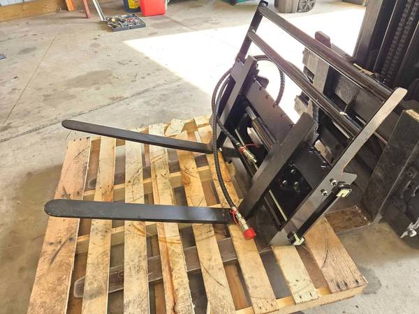 Hydraulic positioning forks for Dingo stylemini skidsteer 1