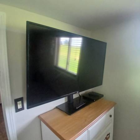43 inch TV ONN Brand with wall mount and remote 1