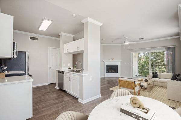 $1,815 / 1br - 715ft2 - Private Detached Garages, 24-Hour Business Center64043669240835124
