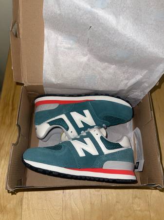 Zapato deportivo New Balance 574 - Talla para niño pequeño 13 (NUEVO) - $20 (Merrifield)63471145455105121