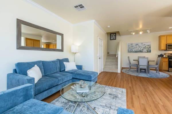 $2,949 / 2br - 1179ft2 - Tu nuevo hogar: cocina moderna, piscinas, spas y acceso controlado (17621 W. Pauline Ct., Canyon Country, CA)63701166971139121