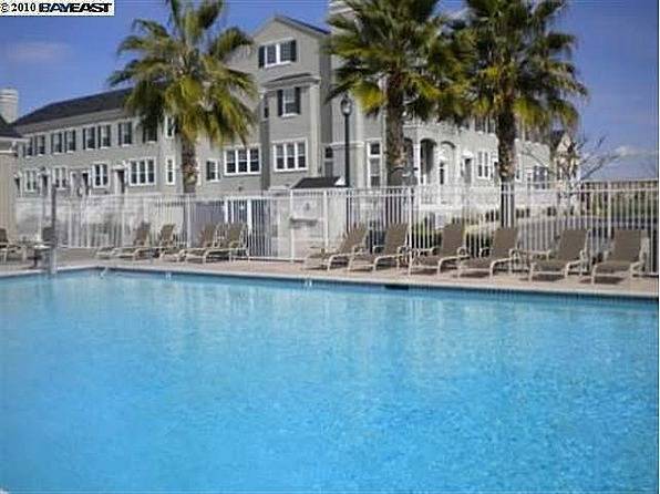 $1,200 / 4br - Habitación grande con baño privado en casa adosada en Dublin (dublin / pleasanton / livermore)63870648407427120