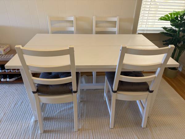 White Extendable Dining Table + 4 Chairs 1