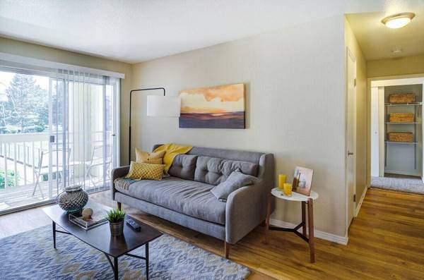 $1,657 / 2br - 828ft2 - Wood-Style Laminate Flooring*, Detached Garage*, Paw Spa - Pet Wash (2700 w powell blvd)63842024708355120