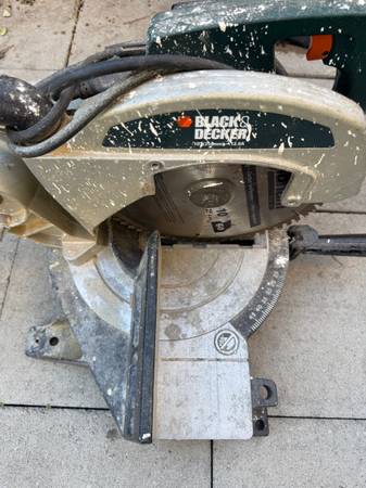 Black & Decker 10-inch compound miter saw 1