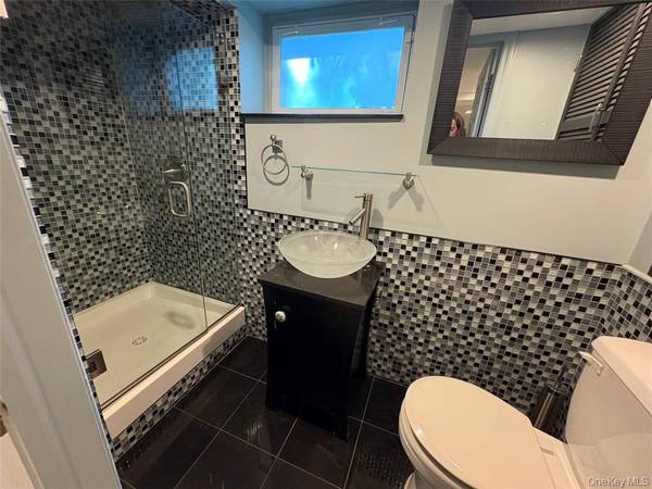 $3,850 / 2br - 1200ft2 - 2 bed 2 bath with an attic + finished basement (White Plains)63874851099649123