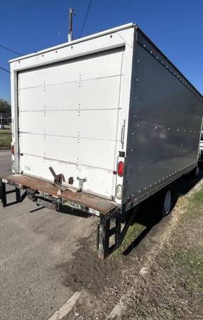 2017 Ford E350 16’ - Photo 4