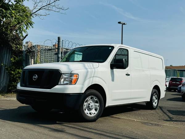 2019 Nissan NV 2500 HD SV de 2 dueños con estantes - $9,900 (Brooklyn)63654717423873121