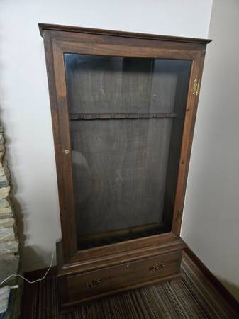 Gun cabinet with key 1