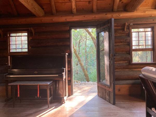 $1,600 / 1br - Secluded log cabin in community (Nevada City)63952111918979124