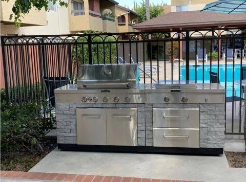 $1,560 / 422ft2 - Comunidad de Estilo Jardín, Estudio, Techo Alto, Balcón, Piscina! (Chatsworth)63700939382787121