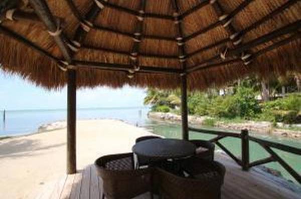 $130 / 2br - Bay-front home with large protected basin. This home is solid concrete (Islamorada, FL)63923416521347123