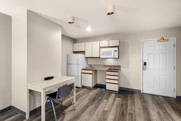 $1,200 / 1br - Weekly and Monthly Rates. No Lease, No Credit Check (3100 Wingate Ct, Columbia, MO)63845292692225123