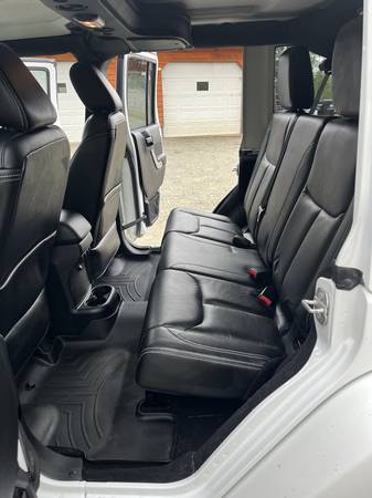 Jeep Sahara Wrangler con pocos kilómetros - $22,000 (Área de Palmer)63470604887937124