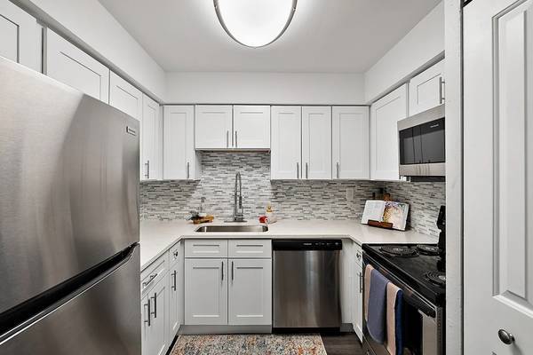 $800 / 1br - 725ft2 - WAIVED SEPTEMBER RENT AND APP FEES! BEAUTIFULLY RENOVATED 1/2 BEDROOM (Riverview)63926725633155120