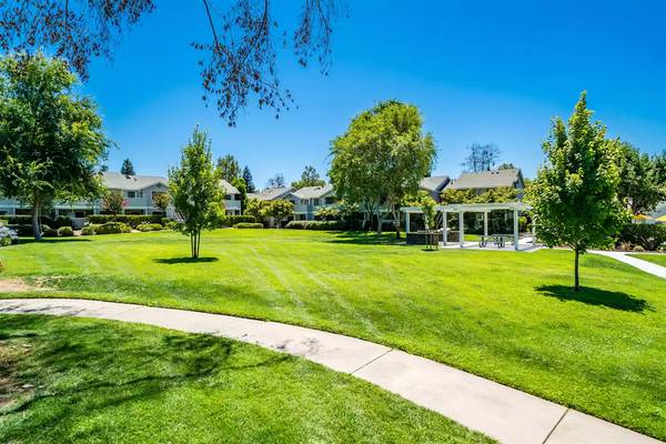 $2,305 / 3br - 1151ft2 - Abundant space in your new 3 bed 2 bath, along with washer and dryer (Fresno - Fresno)63798508726785121