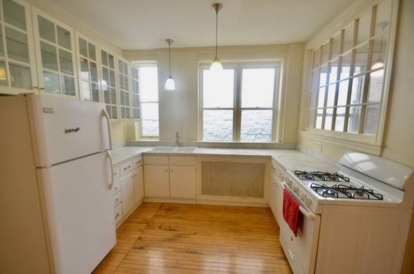 $1,895 / 1br - 700ft2 - Sunny Giant Top-Floor 1 Bed in Unique Vintage building. Heat included. (West Town)63959741677442124
