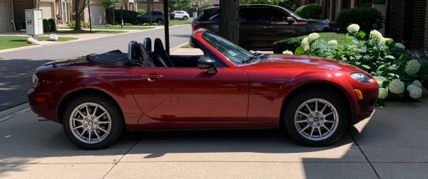 2006 Mazda Miata - convertible; maroon - $6,500 (Oak Brook)63616748520065120