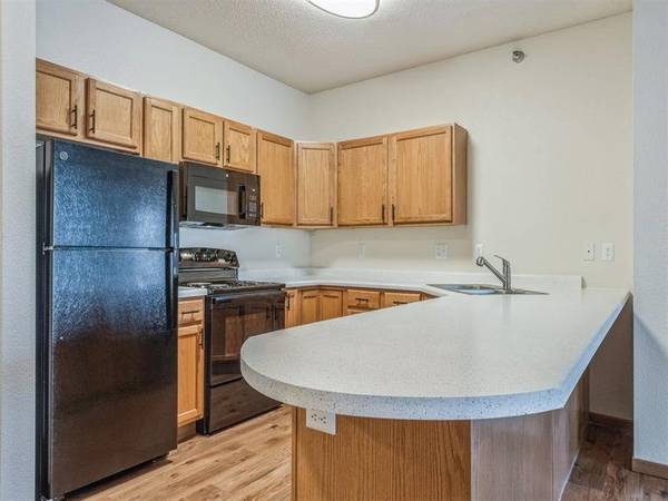 $1,630 / 2br - 1010ft2 - Centro de fitness, Persianas, Sala Sky Lounge (110 E 1st St, Chaska, MN)63666914450947122