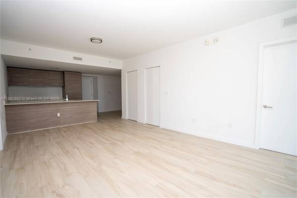 $6,000 / 2br - 1088ft2 - Bay Facing 2+Den with Sweeping Terrace! (DUA-Brickell)64001846913922122