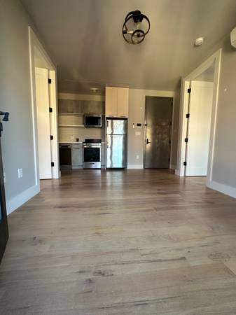 $3,195 / 2br - 850ft2 - LUXURY 2BR + FLOOR TO CEILING and BALCONY! Elevator! 2min to TRAINS! (Bushwick)63886542839937123