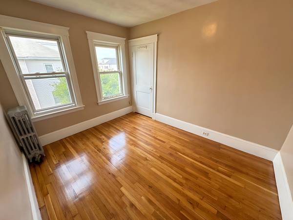 $2,600 / 2br - Spacious Unit! Dining Rm! W/D! Driveway Pkng! Back Deck! Yard! (Medford)63699544812161122