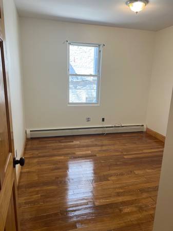 Amazing Spacious Charming 2 Bedroom Backyard Near Express Trains 1