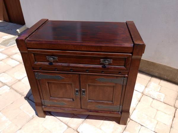 Cabinet 1