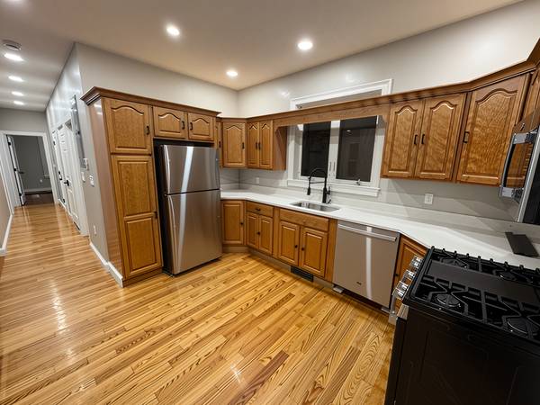 $3,600 / 4br - ¡Nuevo! ¡Lavadora/secadora en la unidad! ¡Terraza y patio! Cerca de UMASS Boston (Dorchester)63856665732611120