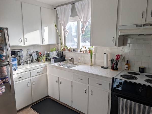 LARGE, Light Filled Corner Studio ~ Close to Bart & All Amenities!! 1