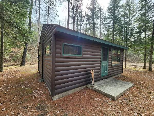 Cozy cabin with backyard stream close to Au Sable River and the best A 1