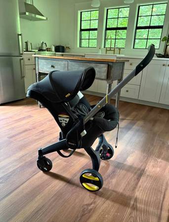 Doona Stroller + two bases 1
