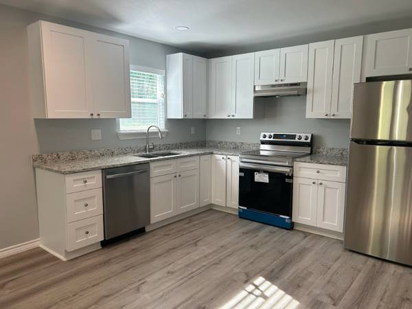 $1600.00 / 3br - 1200ft2 - Charming House in Gladewater, TX64037559010305122