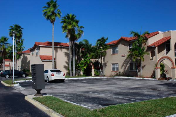 $2,475 / 3br - $2475 LARGE 3B/2B IN WINDMILL LAKES (PEMBROKE PINES)64002014607233120