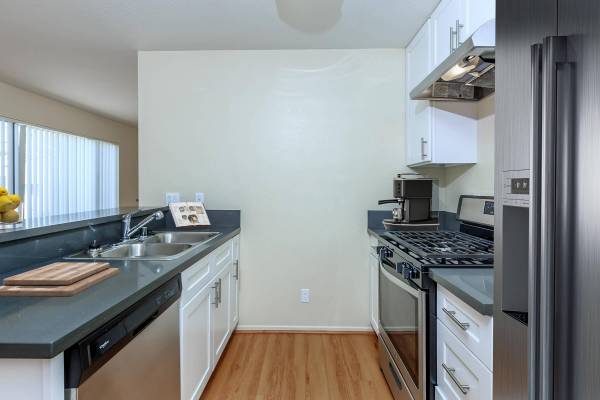$3,059 / 2br - 997ft2 - Spacious Kitchens, Two Spas, Barbecues (Santa Clarita)63812226109953123
