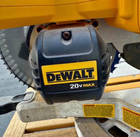 DEWALT 20V MAX Cordless 7-1/4 in. Sliding Miter Saw (Tool Only) 1