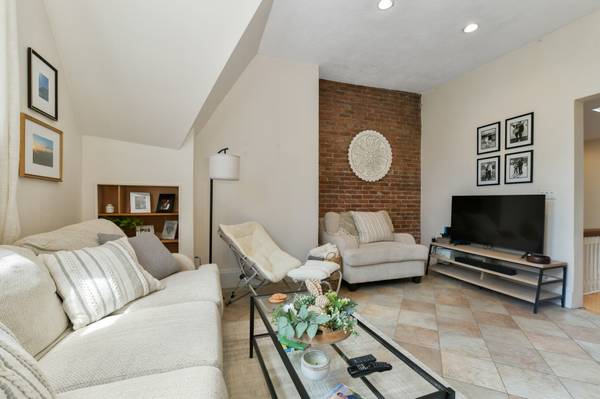 $3,200 / 2br - Beautiful 2 bed in Brookline w/ laundry in unit, parking, utils inc!! (Washington Square)63802096969985122