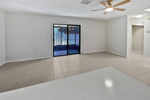 $640 / 2br - 992ft2 - $640 / increíble 2 habitaciones / Enfoque en espacio y practicidad (Jacksonville)64005270191489124