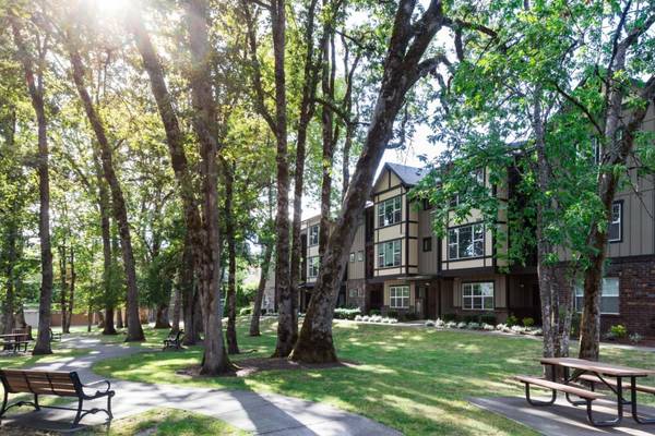 $1,530 / 1br - 828ft2 - Located in Hillsboro, 1/bd, Garages and Carports Available (6199 NE Alder St, Hillsboro, OR)63820762892291121