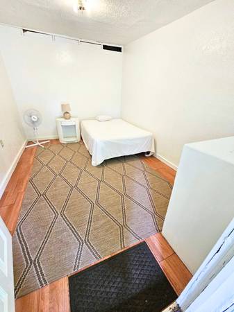 $650 HILO! SEMI FURNISHED PRIVATE ROOM (Kilauea Ave Hilo)63939788888451121