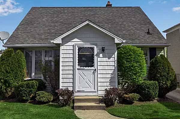 $900 / 3br - 1026ft2 - Charming Renovated 3-Bedroom, 1-Bathroom House (Buffalo, NY)63925204507139120