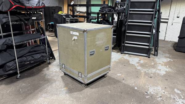 VIKING ATA ROAD / FLIGHT CASE LARGE ON WHEELS (OD 46 x 34.5 x 30.5) 1