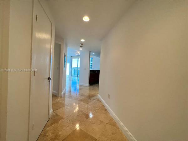 $4,200 / 2br - 1278ft2 - Very Spacious & Bright Corner 2bd Great Views! (1060 Brickell- Brickell)64001848081667121