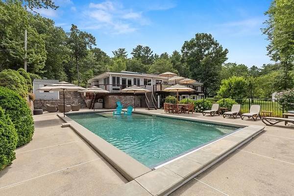 $1,199,995 / 3br - 2556ft2 - Impecable vivienda unifamiliar, mini-estancia/centro vacacional, privacidad, piscina, bañera de hidromasaje (Middleton, MA)63828617030019122