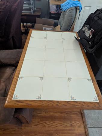 Dos sillas de madera reales incluidas con la mesa de cocina - $35 (Vermilion)62979524399747124