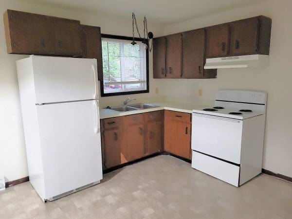 $900 / 2br - 2 Bdrm, 1 Bath Apt, 1 Block to Downtown, Off-Street Parking - 935 #2 (935 Pearl Street #2, Prescott, WI)63868698758017122