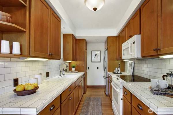 $1,350 / 1br - 713ft2 - This rare light-filled 3rd-floor unit overlooks the courtyard with Cascade views (Seattle)64183254109187123