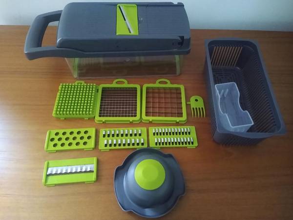 Vegetable Chopper/Slicer with interchangeable stainless steel blades 1