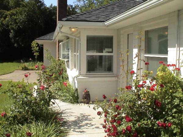 $800 / 4br - 2100ft2 - Charming Room in Cozy, 4-BDR Home💕Perfect for a Professional/Student (Sacramento)63900567780226121